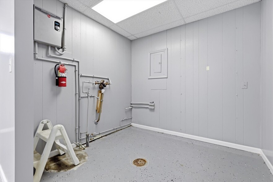 More Photos Of 625 W 23rd St, Independence Storefront Retail Office For Sale