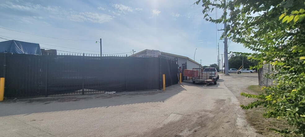 More Photos Of 250 Lavon Dr, Garland Industrial For Sale