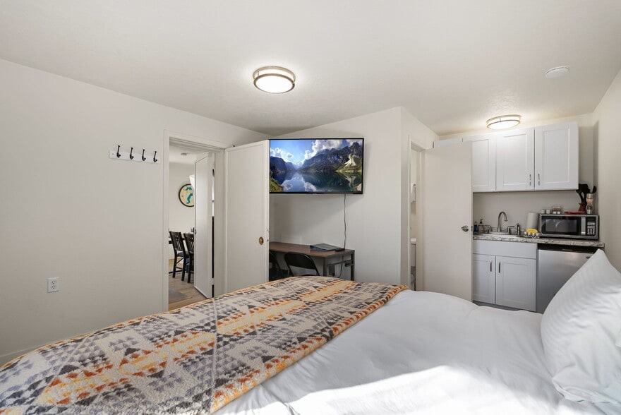 More Photos Of 501 N 4th Ave, Sandpoint Hotel For Sale