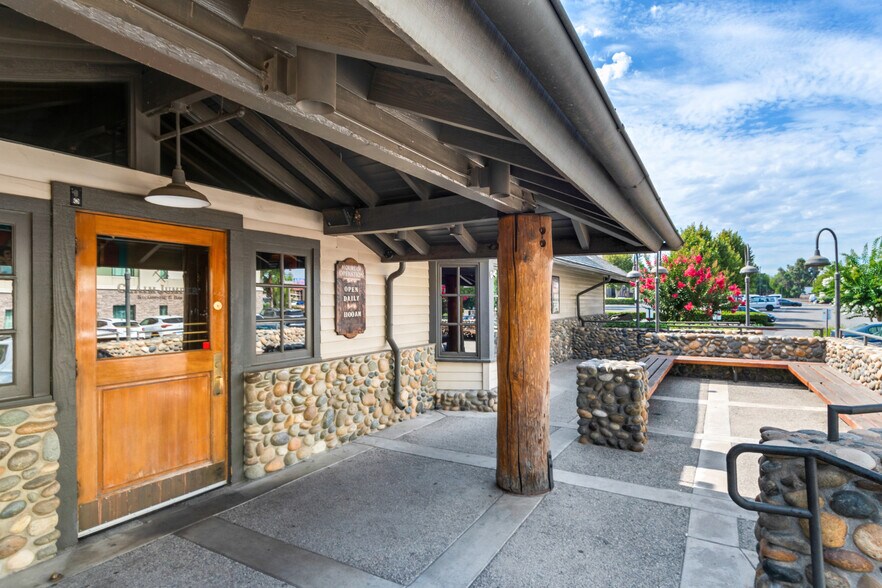 More Photos Of 1905 S Commerce Center Dr E, San Bernardino Restaurant For Lease