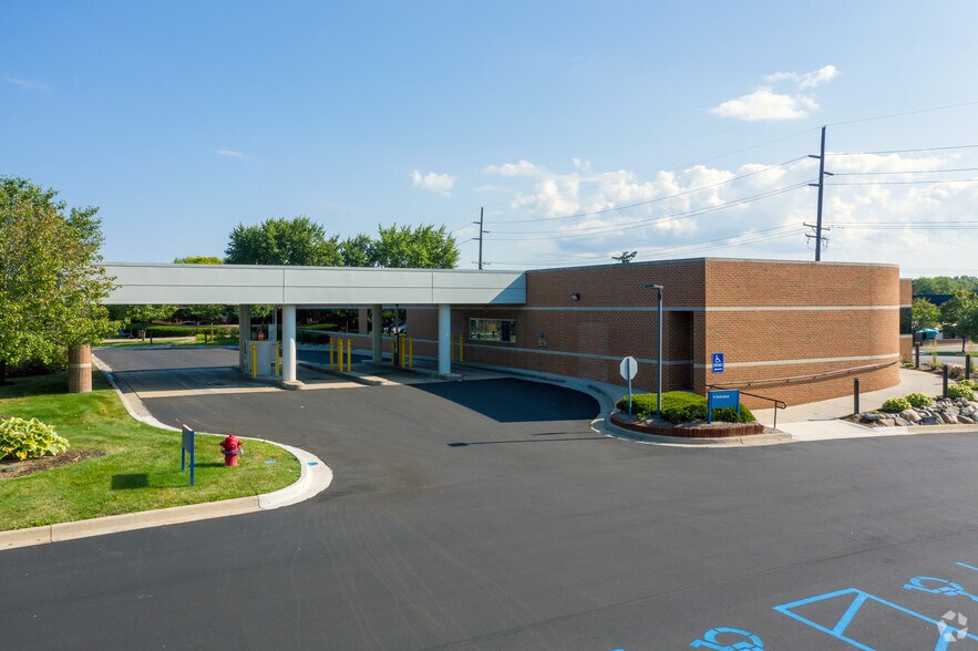 More Photos Of 6230 Orchard Lake Rd, West Bloomfield Office For Lease