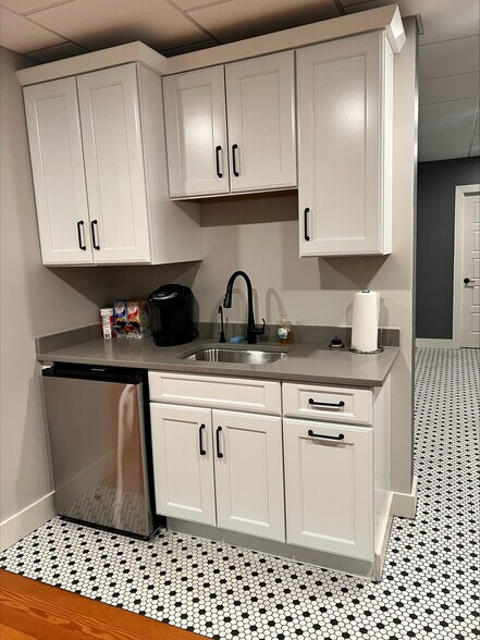 More Photos Of 50 Main St, East Greenwich Storefront Retail Office For Lease