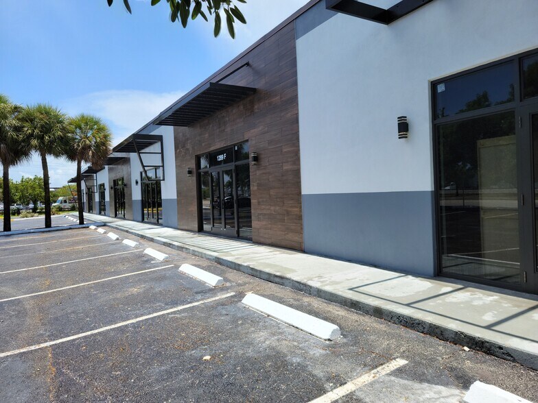 More Photos Of 1299 S Dixie Hwy, Deerfield Beach Showroom For Lease
