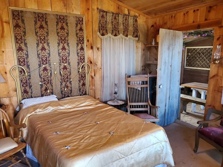 More Photos Of 331 W Rockspring Ln, Benson Movie Radio TVStudio For Sale