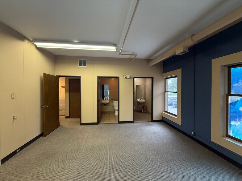 More Photos Of 1450 W Main St, Saint Charles Unknown For Lease