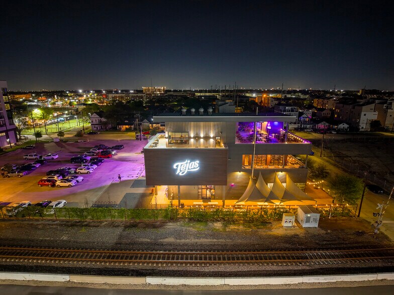 More Photos Of 2101 Summer St, Houston Freestanding For Lease