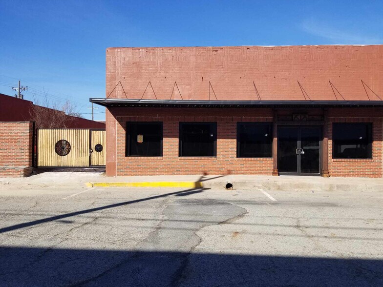 More Photos Of 165 S Ohio Ave, Atoka Bar For Sale
