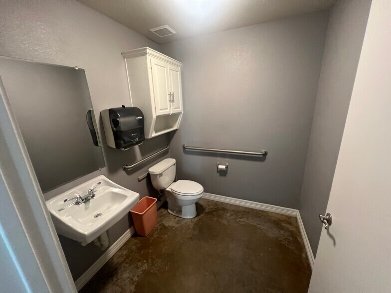 More Photos Of 1503 W Stan Schlueter Loop, Killeen Industrial For Lease