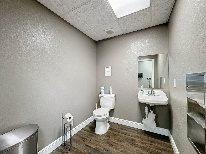 More Photos Of 224 Mariner Blvd, Spring Hill Medical For Sale