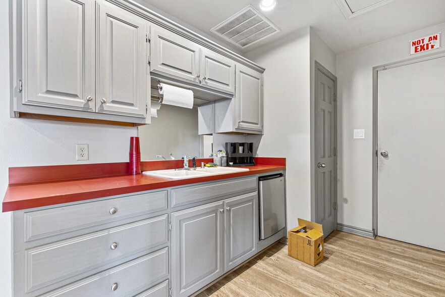 More Photos Of 3922 W US Highway 80, Terrell General Retail For Sale