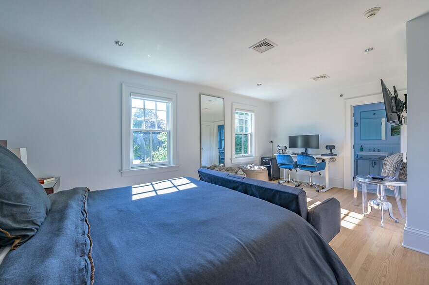 More Photos Of 2 Kemble St, Lenox Hospitality For Sale