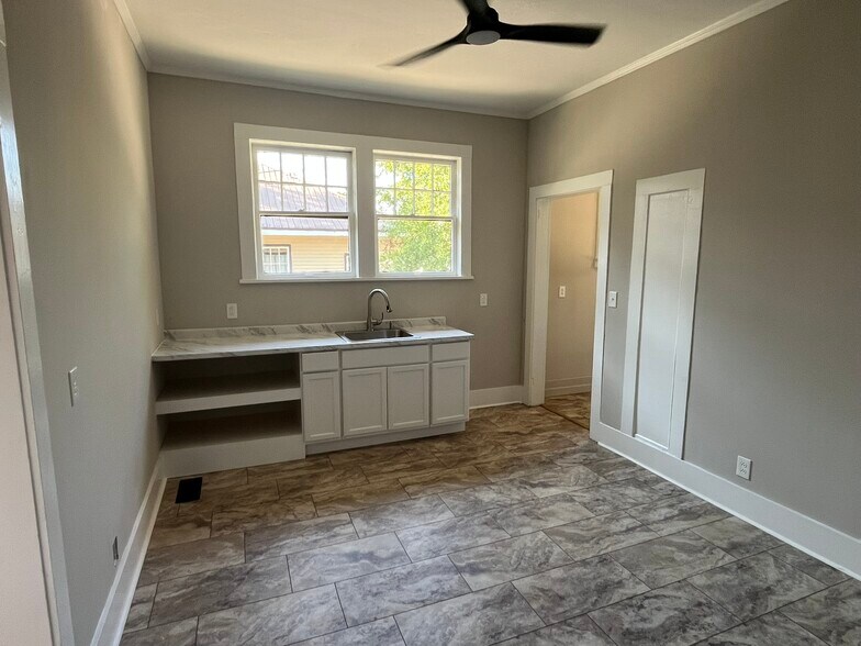 More Photos Of 406 S Lewis St, Lagrange Office For Lease