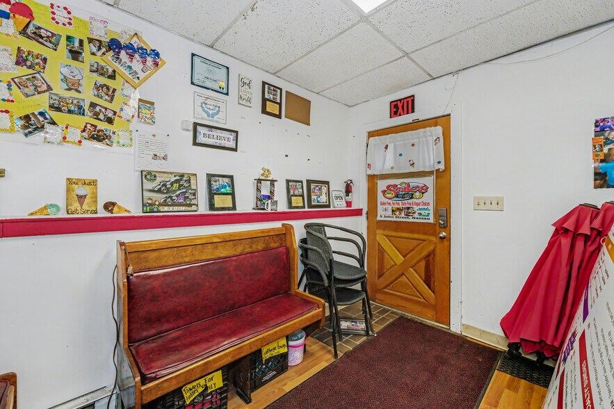 More Photos Of 5 John St, Nassau Freestanding For Sale