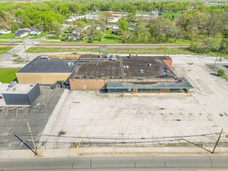 More Photos Of 3232 Central Ave, Lake Station Supermarket For Lease