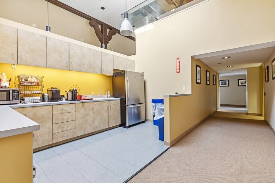 More Photos Of 1 E Ridgewood Ave, Ridgewood Storefront Retail Office For Lease