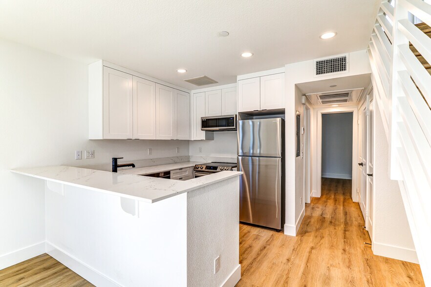 More Photos Of 7606 Girard Ave, La Jolla Apartments For Sale