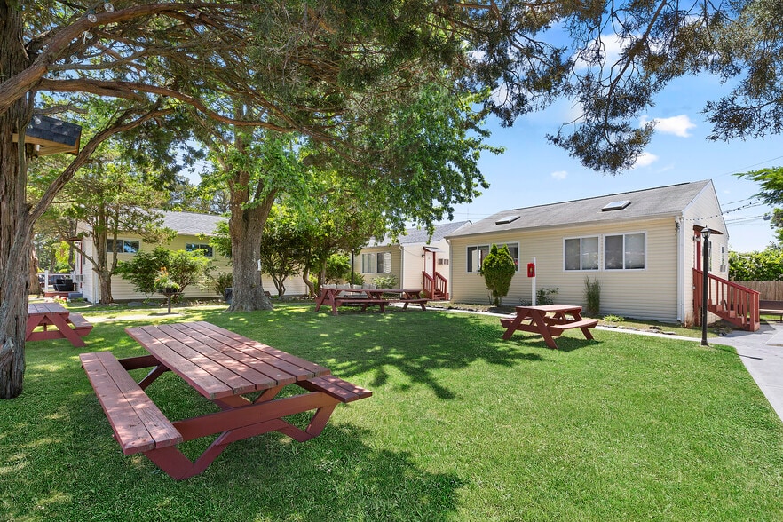 More Photos Of 72 Foster Ave, Hampton Bays Hotel For Sale