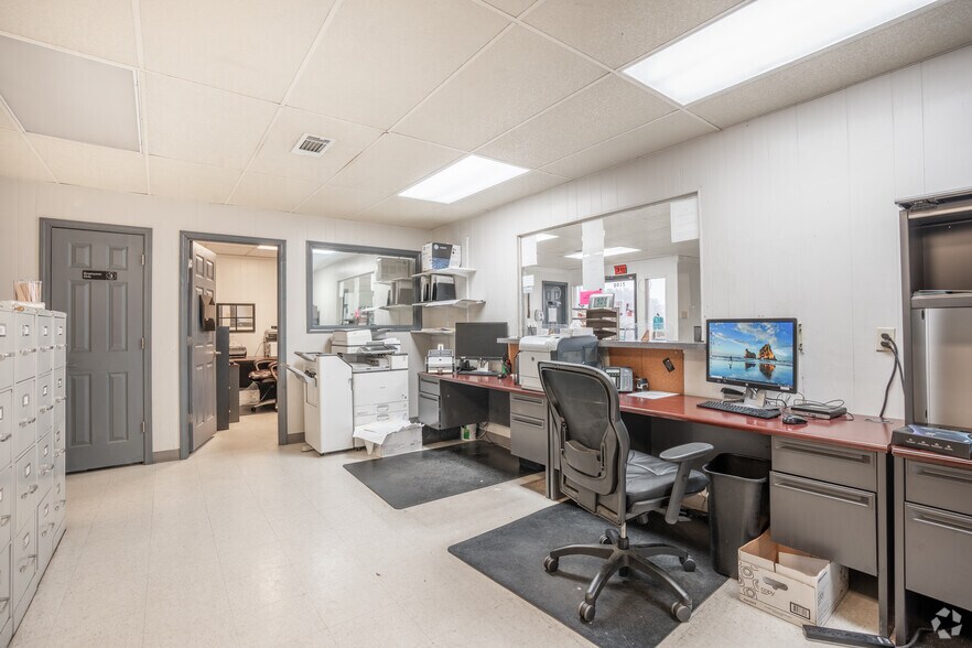 More Photos Of 2100 Highway 365, Nederland Medical For Sale