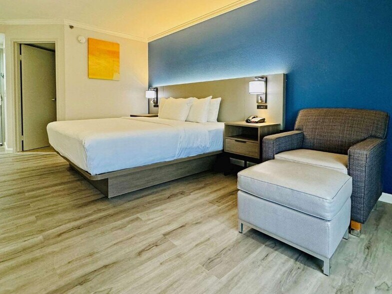 More Photos Of 12323 Katy Fwy, Houston Hotel For Sale