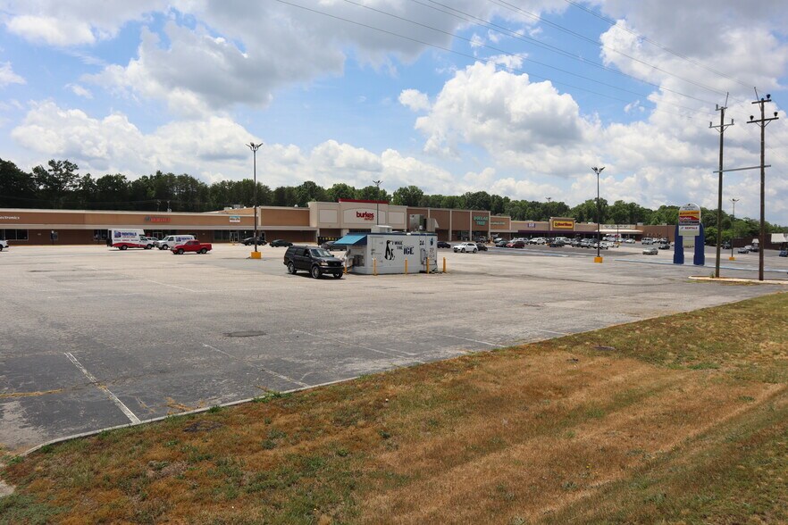 More Photos Of 220 W Kings Hwy, Eden Unknown For Lease