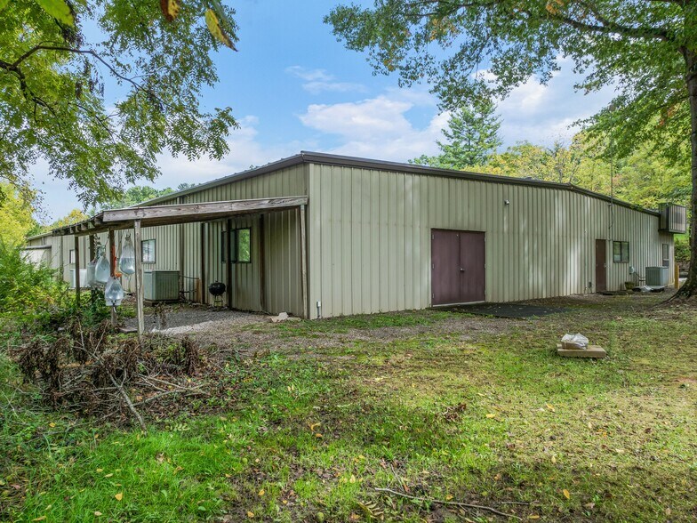 More Photos Of 81 Monticello Rd, Weaverville Showroom For Sale