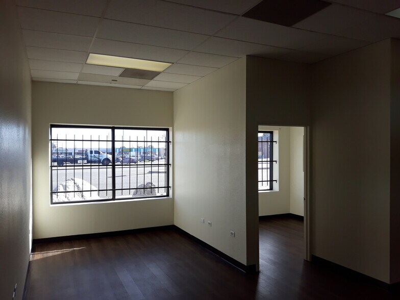 More Photos Of 1551 Chambers Rd, Aurora Freestanding For Lease