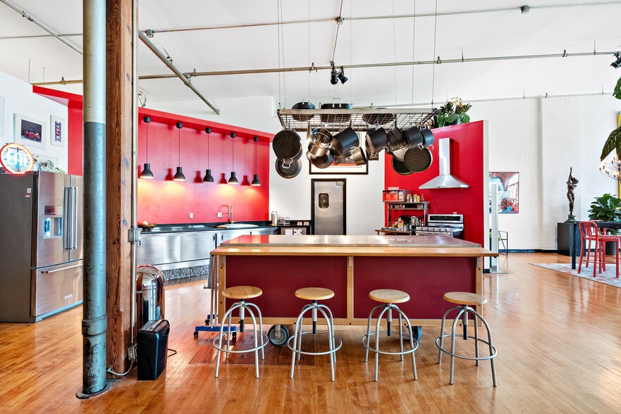 More Photos Of 2007-2009 Locust St, Saint Louis Storefront Retail Residential For Lease