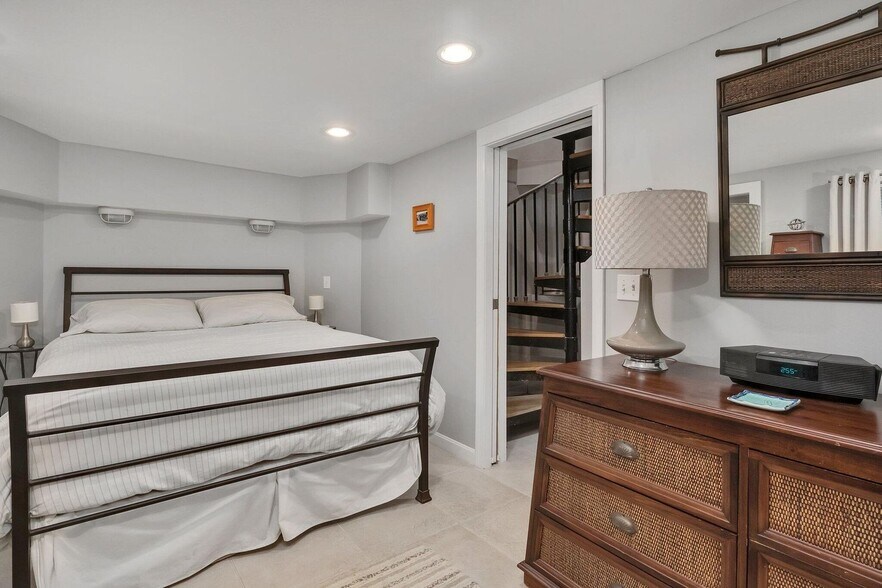 More Photos Of 139 A Bradford St, Provincetown Storefront Retail Residential For Sale