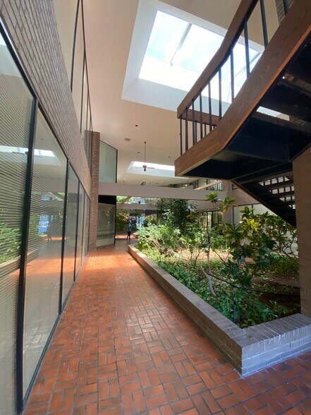 More Photos Of 10810 Katy Fwy, Houston Office For Lease