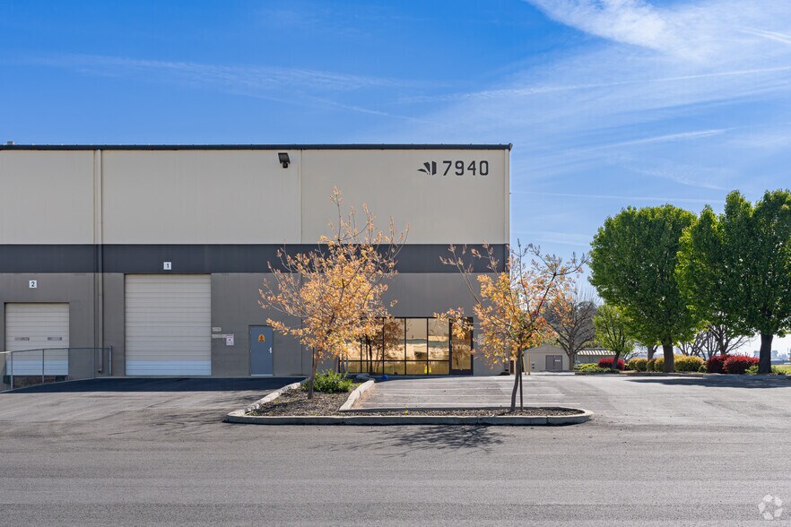 More Photos Of 7940 W Doe Ave, Visalia Distribution For Lease