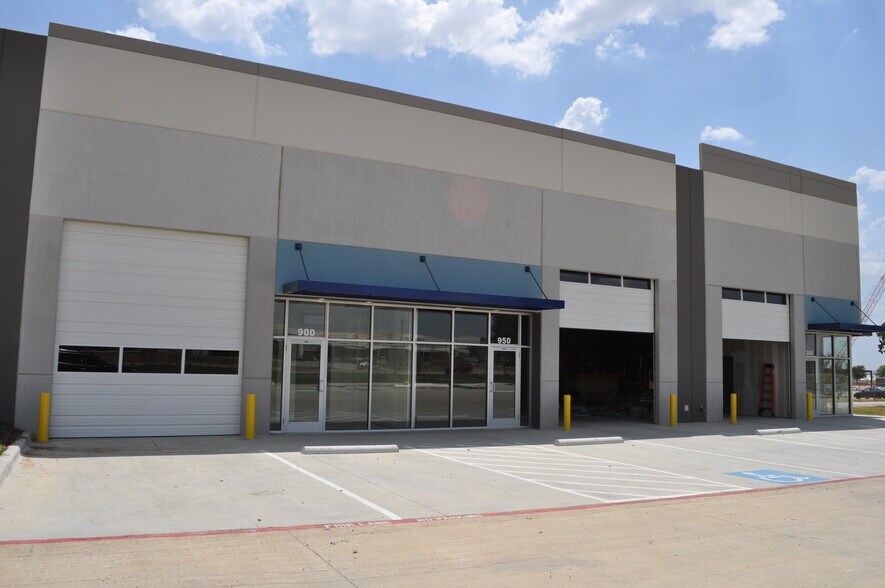 More Photos Of 550 W Round Grove Rd, Lewisville Showroom For Lease