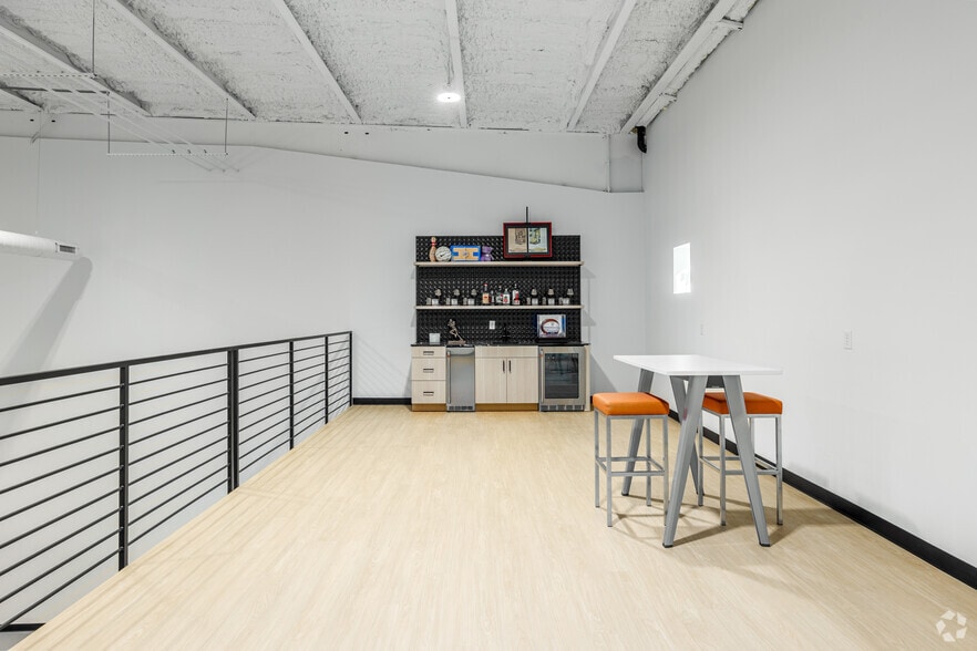More Photos Of 7700 Broadway Ext, Oklahoma City Light Distribution For Sale