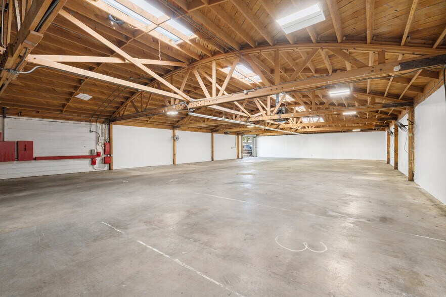 More Photos Of 821 W Olive St, Inglewood Warehouse For Lease
