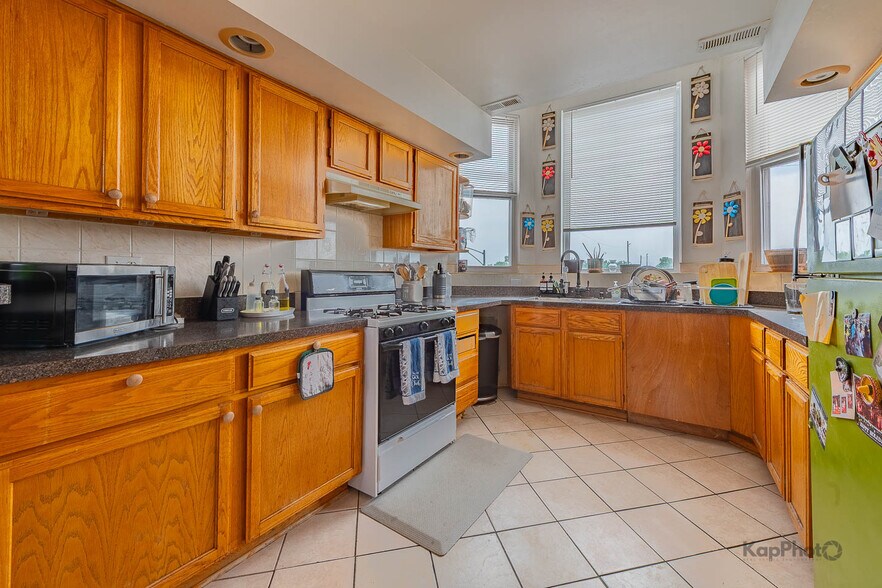 More Photos Of 601 W 47th St, Chicago Storefront Retail Residential For Sale