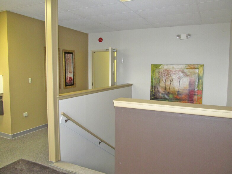 More Photos Of 600-610 W 5th Ave, Naperville Flex For Lease