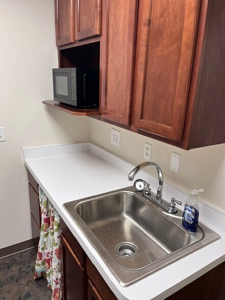 More Photos Of 3006 Mount Vernon Rd, Hurricane Office Residential For Sale