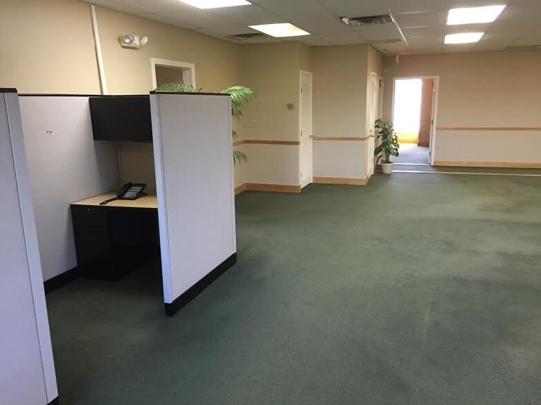 More Photos Of 1060 Osgood St, North Andover Storefront Retail Office For Lease