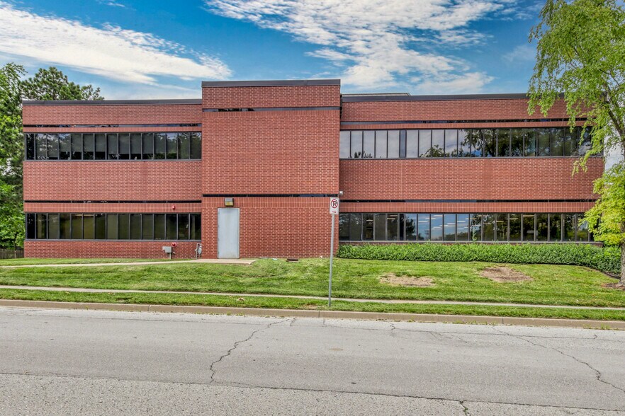 More Photos Of 200 NE 54th St, Kansas City Medical For Lease