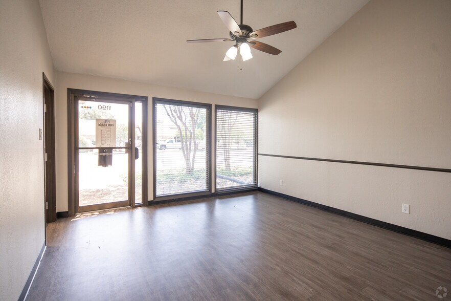 More Photos Of 1140 W Pioneer Pky, Arlington Office For Lease