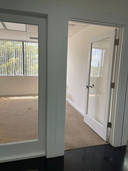 More Photos Of 18305 Biscayne Blvd, Aventura Office For Lease