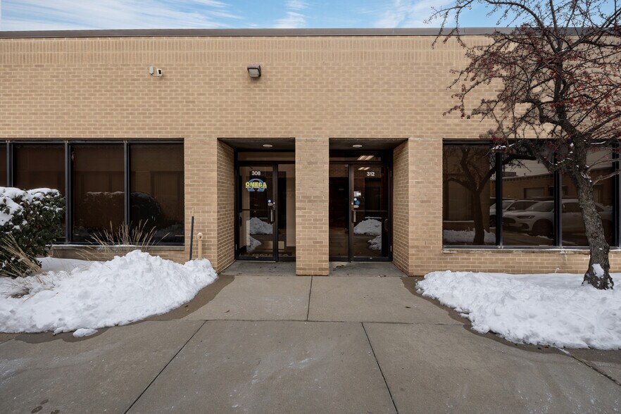 More Photos Of 304 Howard Ave, Des Plaines Light Distribution For Sale