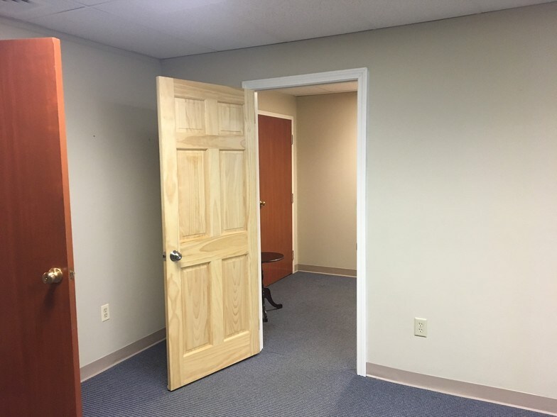 More Photos Of 433 Silas Deane Hwy, Wethersfield Office For Lease