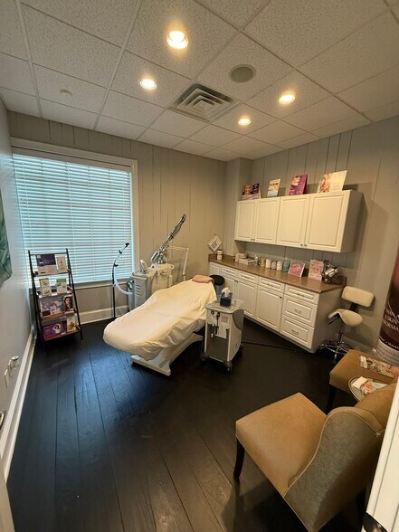 More Photos Of 2416 Westgate Dr, Albany Freestanding For Sale