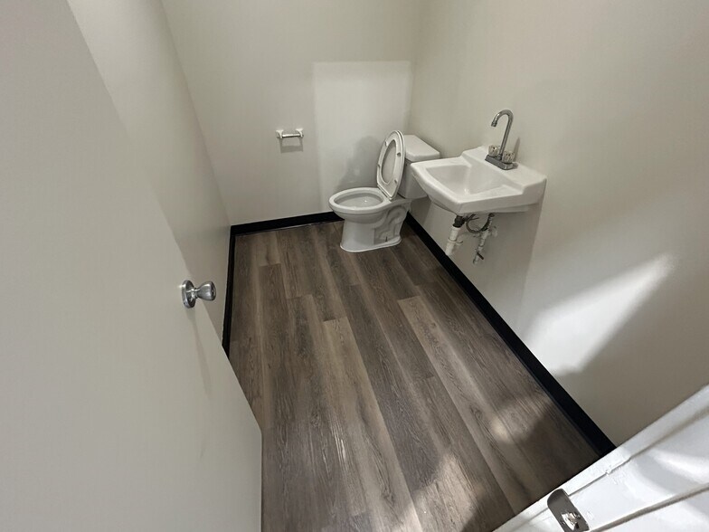 More Photos Of 2331 Wirtcrest Ln, Houston Unknown For Lease