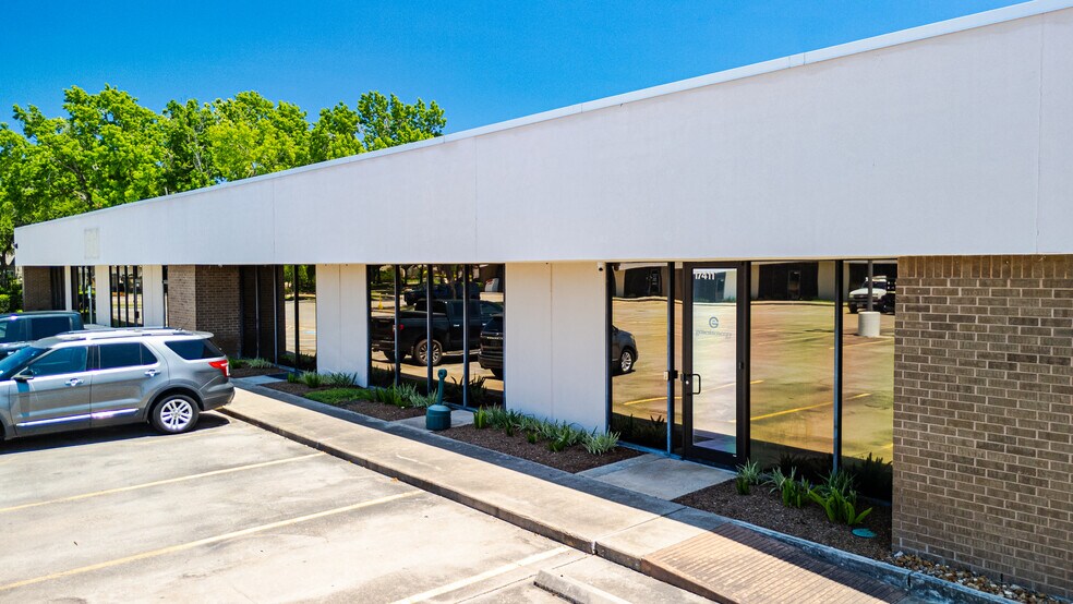 More Photos Of 17449-17497 Village Green Dr, Houston Unknown For Lease