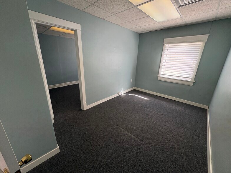 More Photos Of 5121 Main St, Downers Grove Storefront Retail Office For Lease