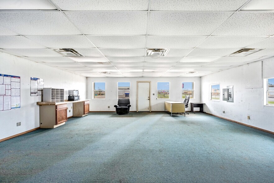 More Photos Of 403 Linwood Plz, Lindsay Warehouse For Sale