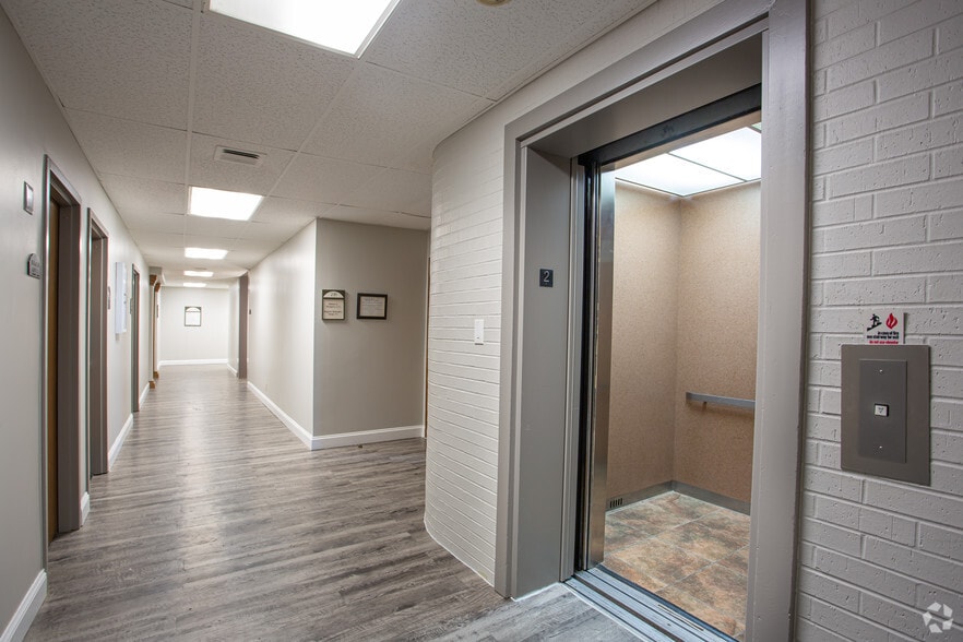 More Photos Of 8320 N Oak Tfwy, Kansas City Office For Lease