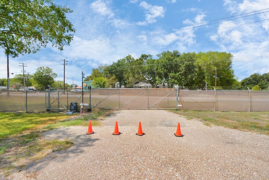 More Photos Of 1500 W Highway 6, Alvin Truck Terminal For Lease