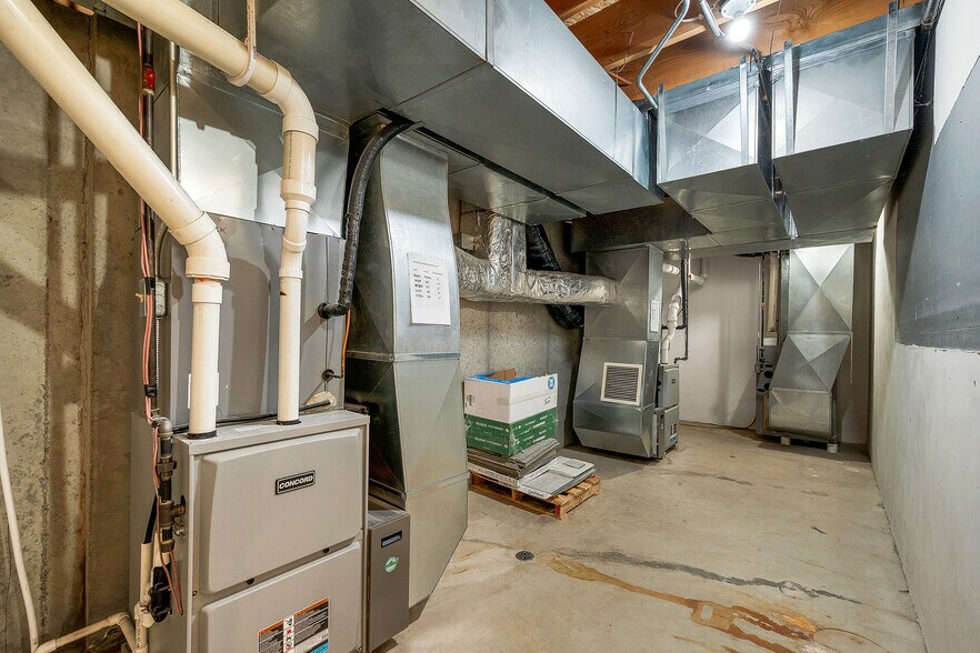 More Photos Of 2770 Manitowoc Rd, Green Bay Office For Sale